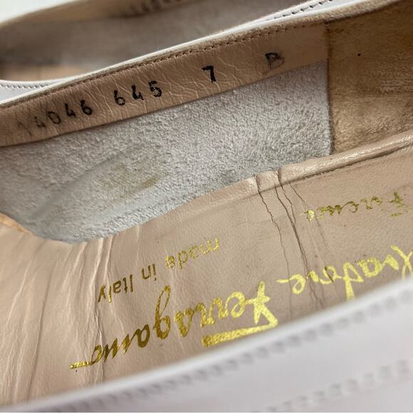 Vintage Salvatore Ferragamo White Classic Almond Toe Heels Size 7 - Picture 6 of 10